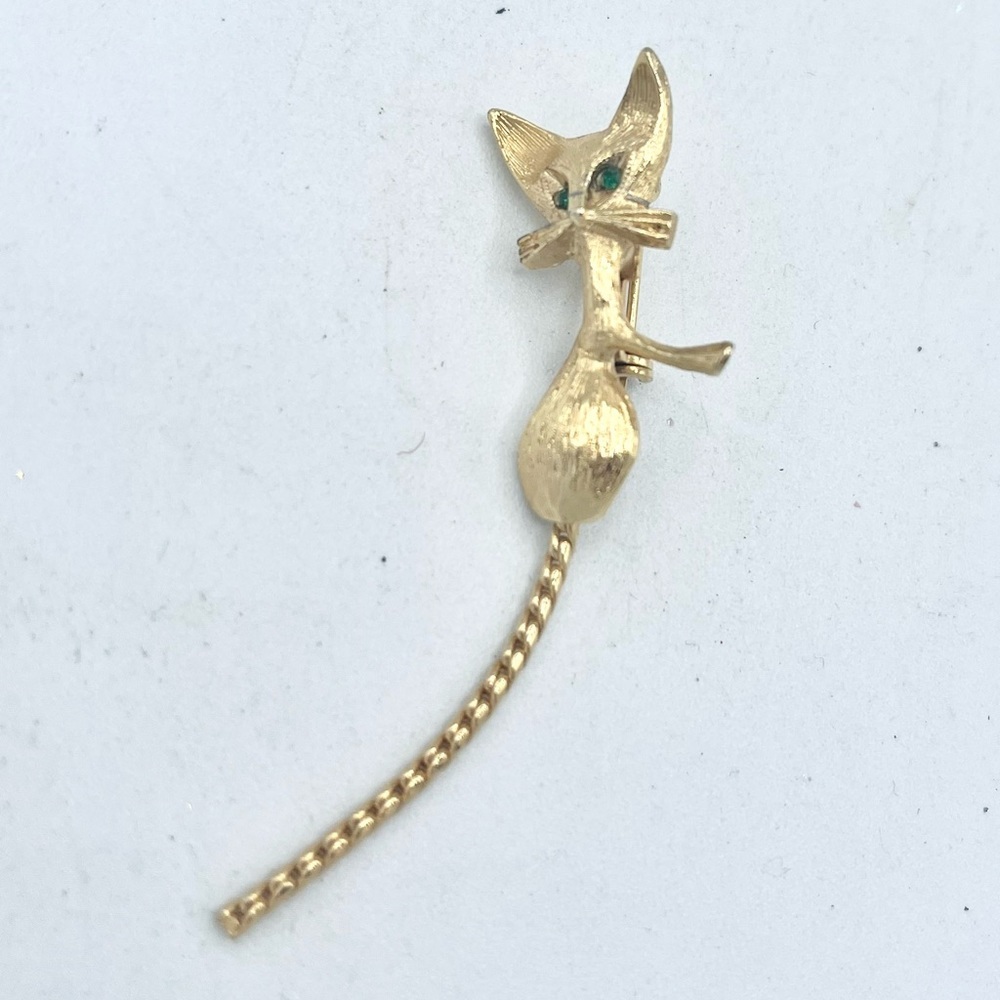 Vintage Gold Tone Green Rhinestone Eyes CAT w/ Flex Chain Tail Brooch Lapel 2.8”